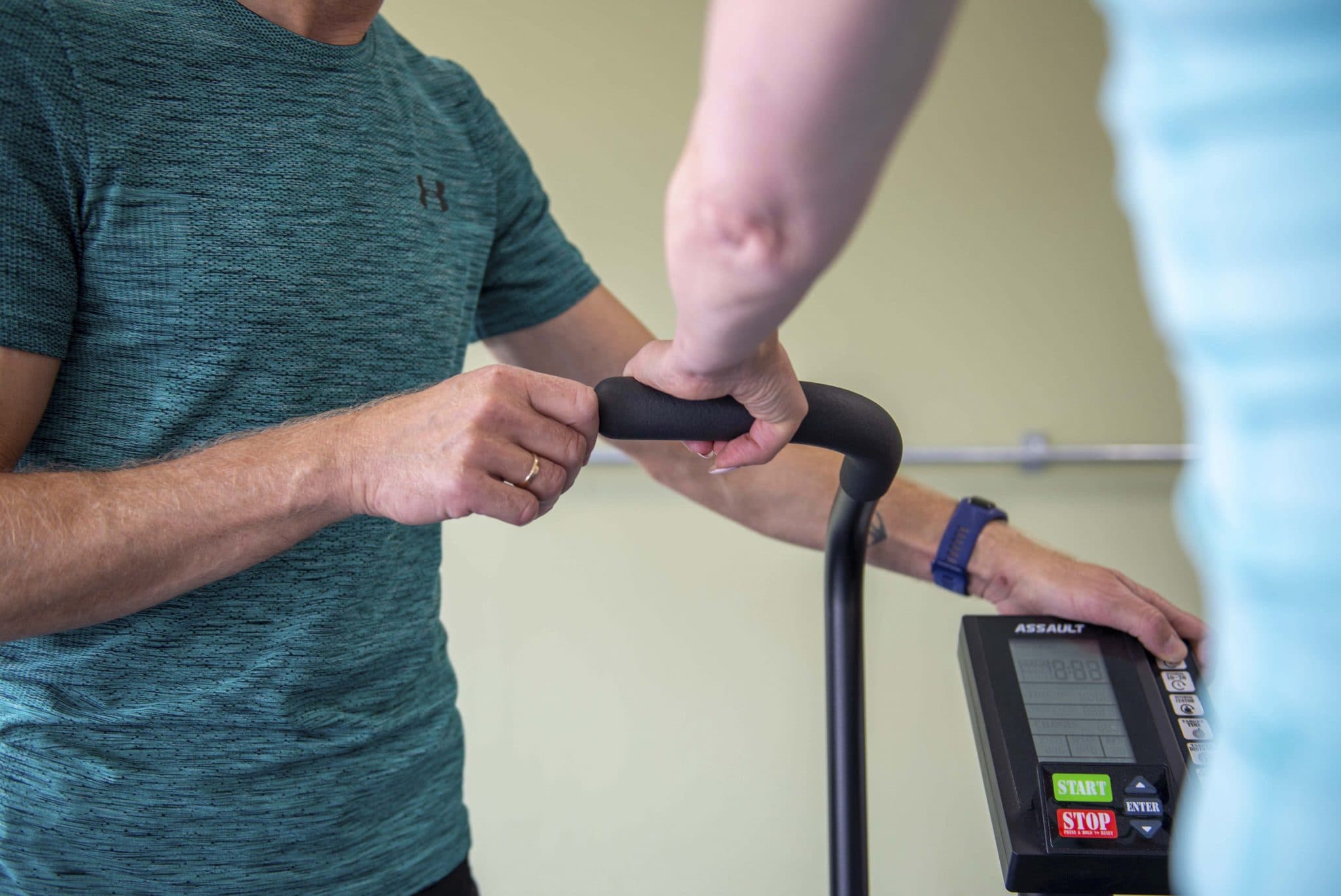 Arjan sportend met client, kabel push-up